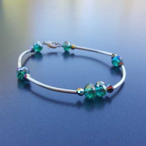 Bracelet avec  perles cristal vert et perles tube métal
