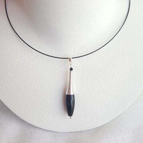 Collier pendentif avec perle naturelle d'agate noire