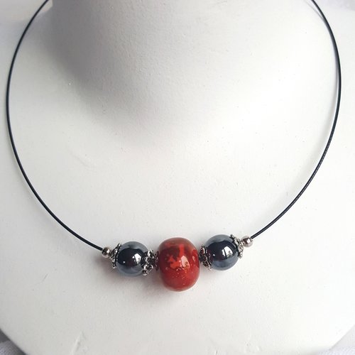 Collier ras de cou avec perles en hématite et céramique rouge