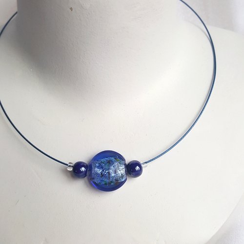 Collier ras de cou avec perles de verre bleues