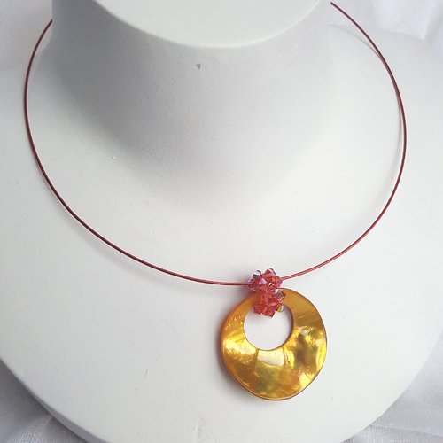Collier pendentif nacre jaune orange et perles cristal