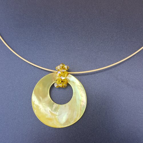 Collier pendentif nacre jaune anis et perles cristal