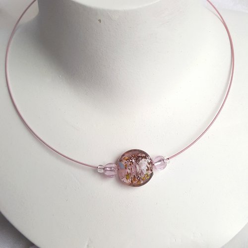 Collier ras de cou avec perles de verre roses