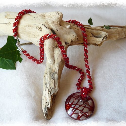 Collier en perles de rocailles tissées + pendentif rouge/argent  torsadé