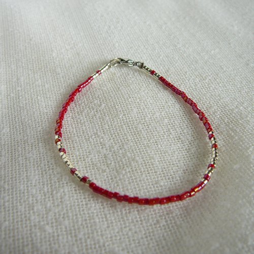 Bracelet minimaliste en perles miyuki rouge et argent