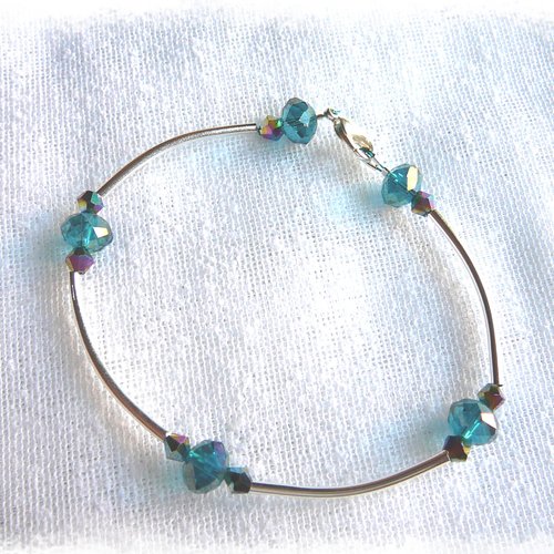 Bracelet avec  perles cristal bleues et perles tube métal