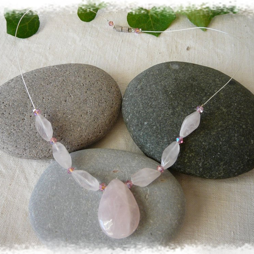 Collier avec perles en quartz rose sur fil cablé
