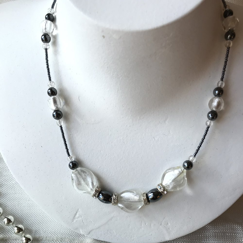 Collier hématite et perles de verre blanches