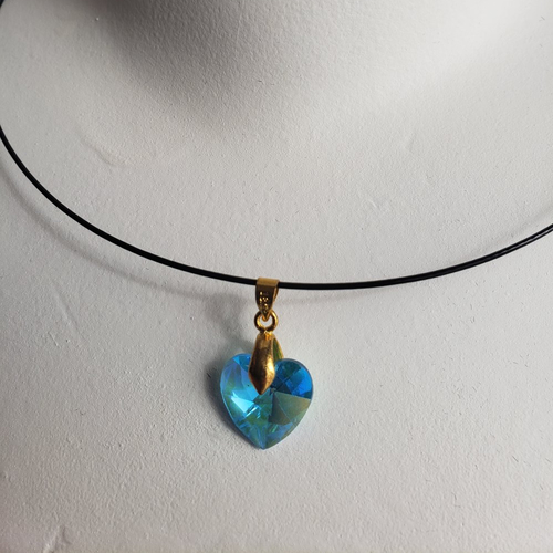 Collier pendentif cristal bleu discret   et élégant