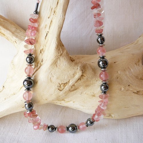 Collier en perles naturelles d'hématite et perles strawberry quartz