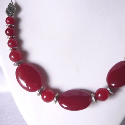 Collier avec perles d'agate rouge et perles de verre argentées