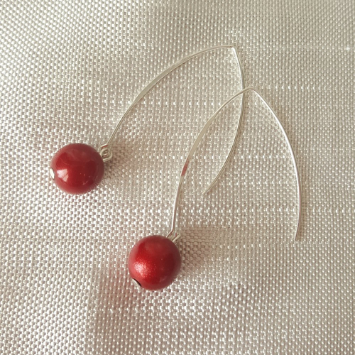 Boucles d'oreille perle résine rouge