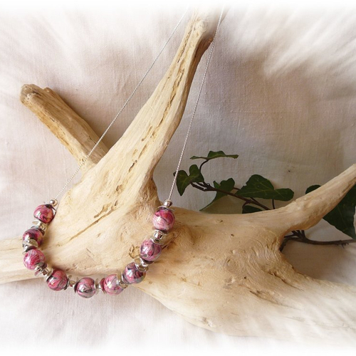 Collier avec perles émaillées fuchsia / rose / noir