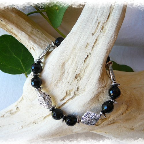 Bracelet argenté et perles naturelles d'agate noire