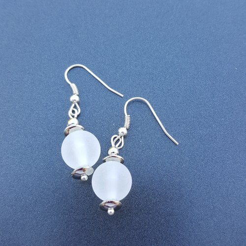 Boucles d'oreilles avec petites perles blanches opaques