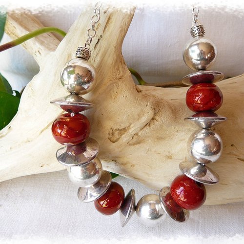 Collier perles céramiques rouges et perles métal