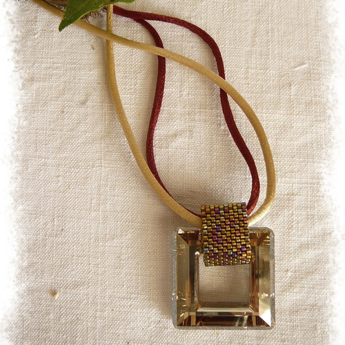Collier pendentif carré en cristal de swarovski doré 30 x 30