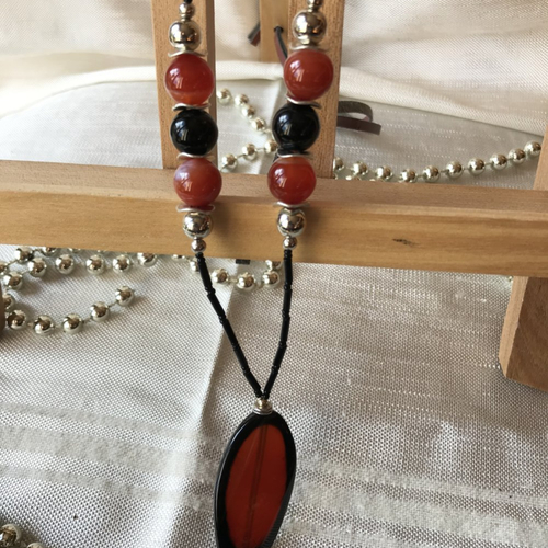 Sautoir  en perles naturelles d'agate rouge et noire
