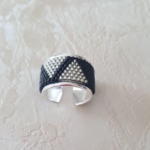 Bague  noire et argentée en perles miyuki  delicas
