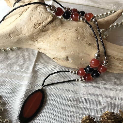 Sautoir  en perles naturelles d'agate rouge et noire