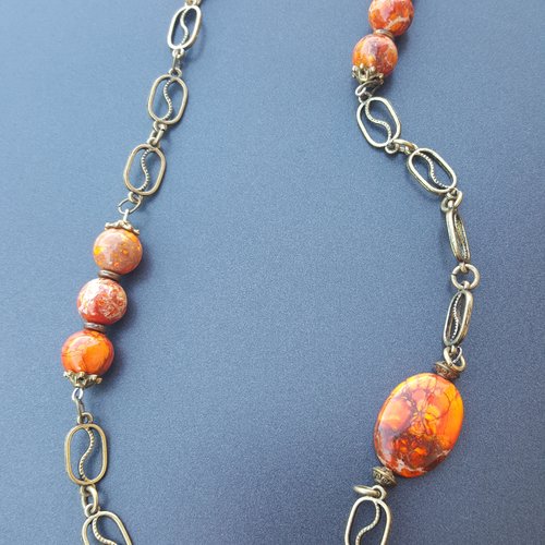 Collier / sautoir  en métal et perles orange 2