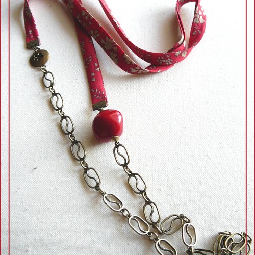 Collier / sautoir  en biais rouge et métal couleur bronze