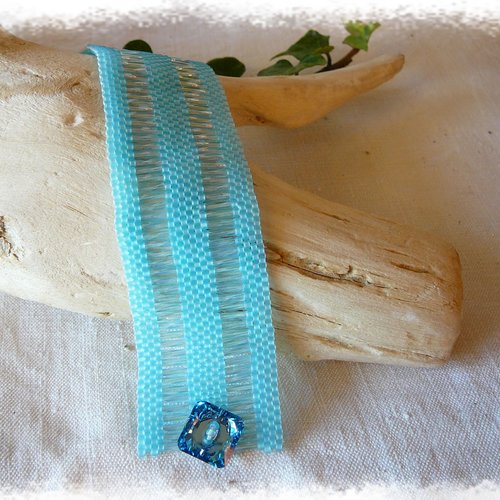 Bracelet manchette en perles rocaille bleues et bouton cristal de swarovski
