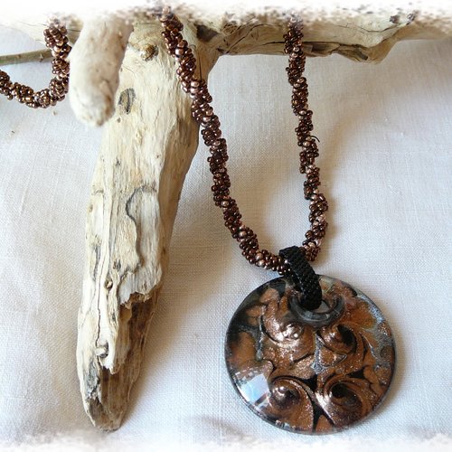 Collier en perles de rocailles tissées + pendentif noir et cuivre