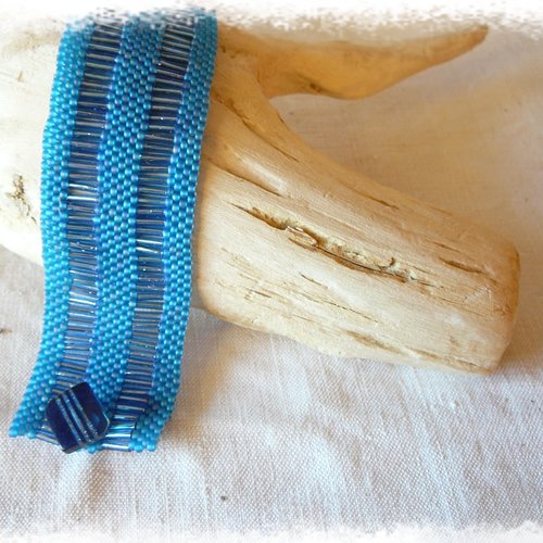 Bracelet manchette en perles rocaille bleues