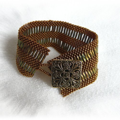 Bracelet manchette en perles rocaille cuivrées et bouton ancien