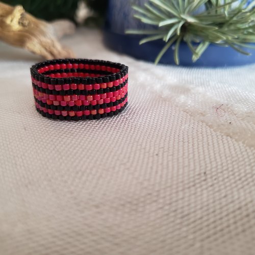 Bague noire et rouge en perles miyuki  delicas