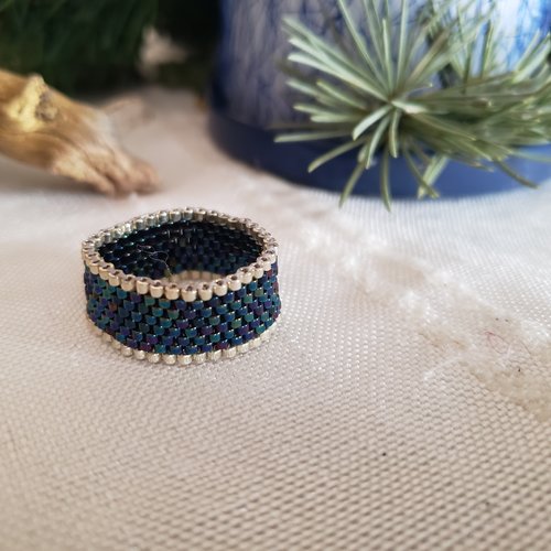 Bague en perles miyuki  delicas argent et dark bleue iris