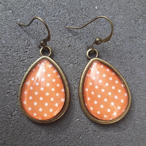 Boucle d'oreille cabochon forme goutte motif orange petit pois blanc