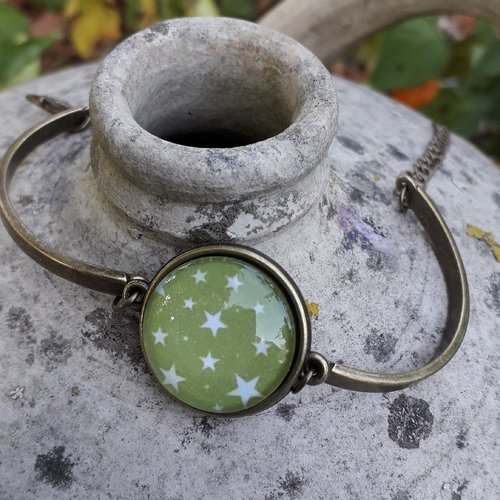 Bracelet cabochon bronze avec cabochon étoiles surfond vert