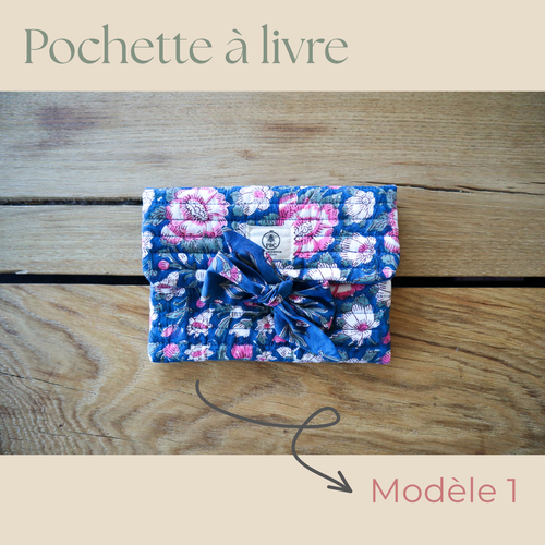 Pochette livre en tissu - protège carnet fait main - trousse artisanale matelassée avec noeud
