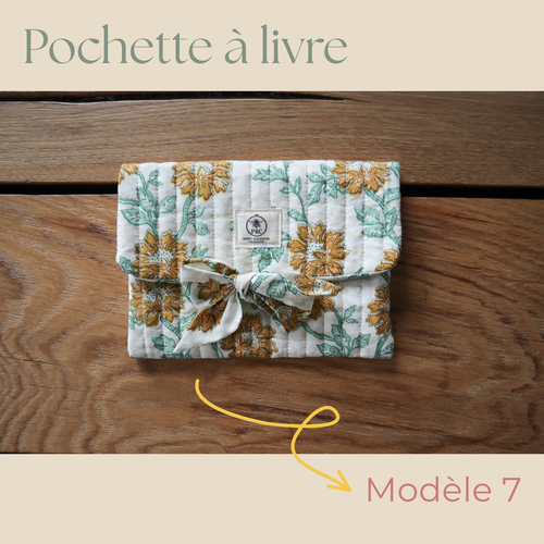 Pochette livre en tissu - protège carnet fait main - trousse artisanale matelassée avec noeud