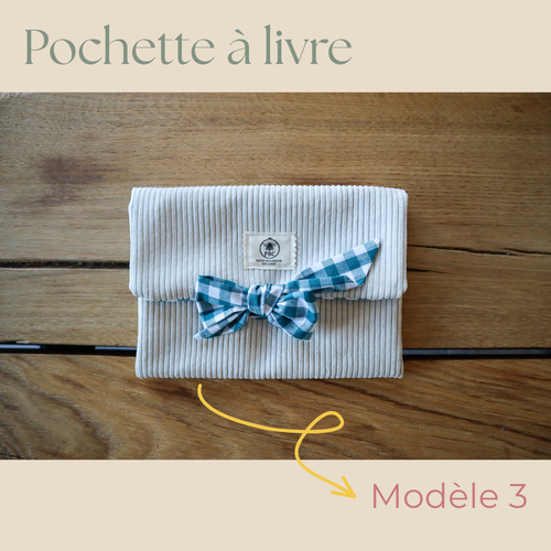 Pochette livre en tissu - protège carnet fait main - trousse artisanale matelassée avec noeud
