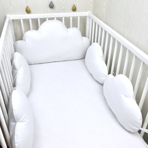 Tour de lit bébé ou enfant, coussins nuages en blanc uni