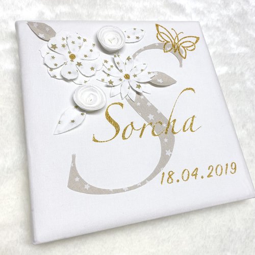 Tableau en tissu avec prénom et date de naissance, thème fleur blanc, beige et doré