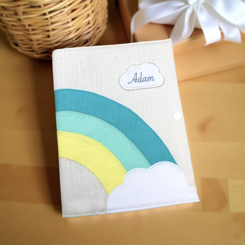 Protège carnet de santé "arc en ciel" avec prénom