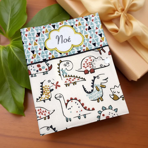 Protège carnet de santé dinosaure avec prénom