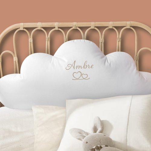 Coussin nuage blanc en 90 cm large, personnalisé avec prénom pour tête de lit bébé ou lit cabane enfant