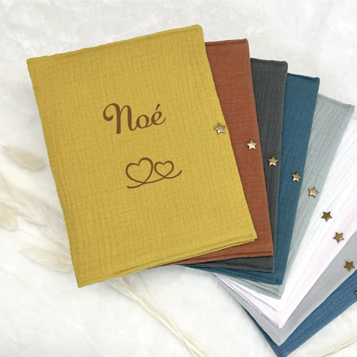 Protège carnet de santé couleur moutarde personnalisé, motif coeur