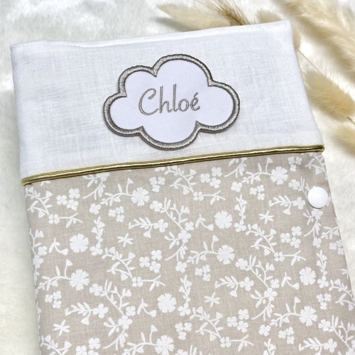 Protège carnet de santé personnalisé avec prénom brodé, beige et blanc motif fleur
