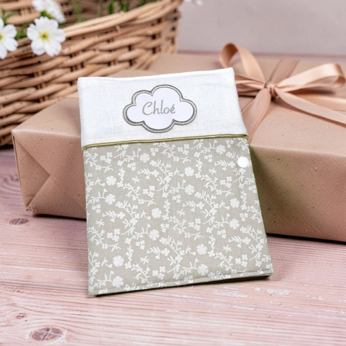 Protège carnet de santé personnalisé avec prénom brodé, beige et blanc motif fleur