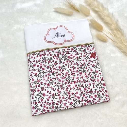 Protège carnet de santé personnalisé avec prénom brodé, motif fleur style liberty rose