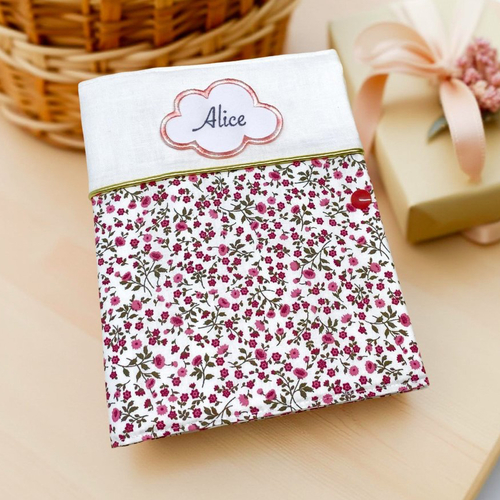 Protège carnet de santé personnalisé avec prénom brodé, motif fleur style liberty rose