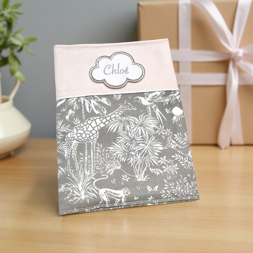 Protège carnet de santé, beige et rose motif jungle, personnalisé avec prénom brodé