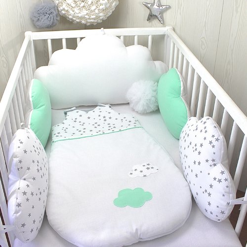 Tour de lit coussins nuages et gigoteuse assortie en option