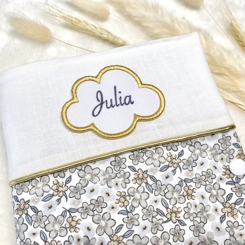 Protège carnet de santé personnalisé avec prénom brodé, motif fleur gris/beige et doré